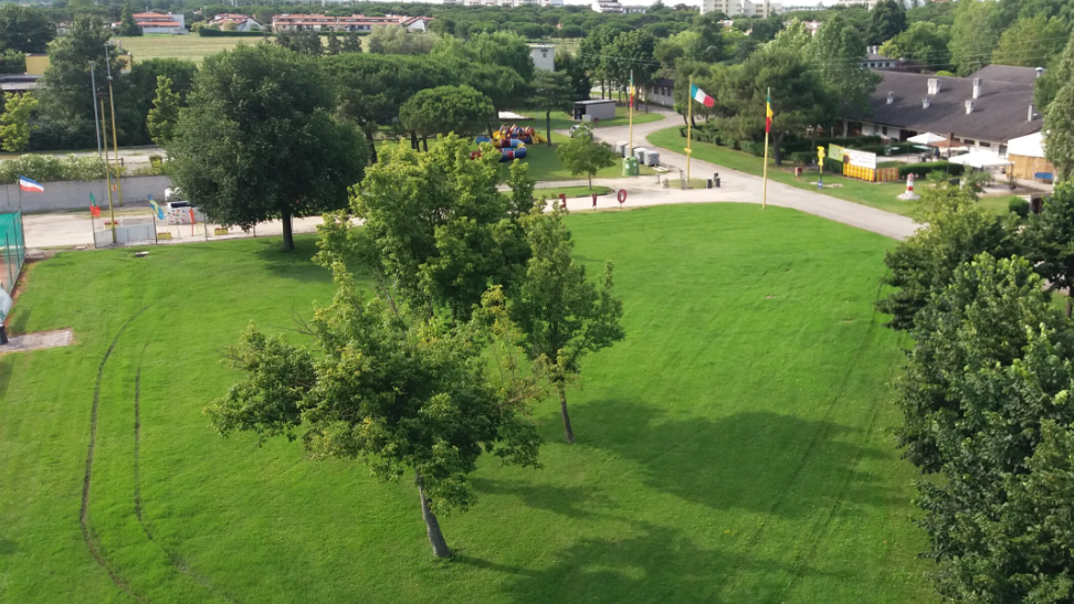 Vista panoramica del Camping Girasole con ampie aree verdi