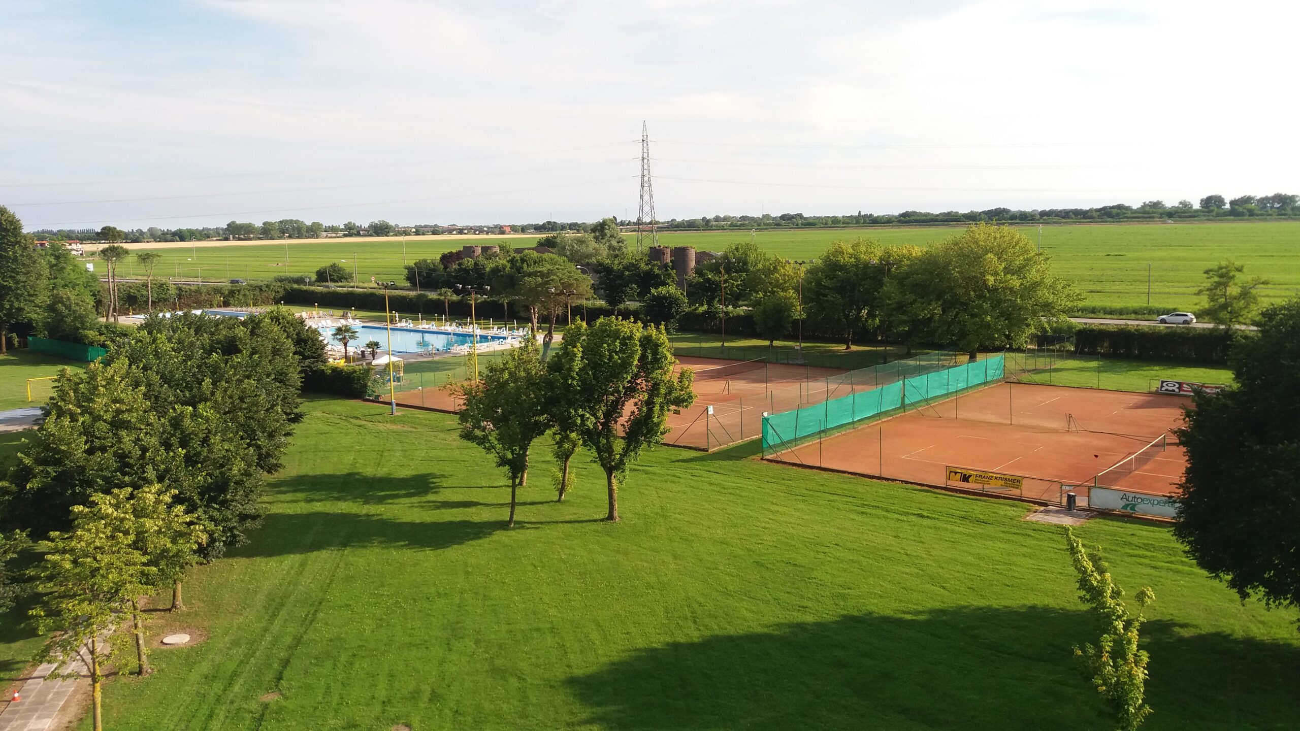 Vista dall’alto della piscina e dei campi da tennis del Camping Girasole